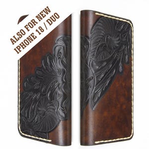 Puede incluir: Una funda de cuero marrón oscuro para teléfono con un patrón floral negro en relieve y costuras claras en los bordes. El texto ALSO FOR NEW IPHONE 18 / DUO está impreso en marrón sobre una banda diagonal blanca en la esquina superior izquierda.