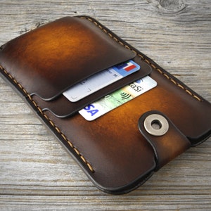 Custodia in vero cuoio italiano per iPhone Xs con linguetta estraibile e pratiche taschine portacreditcard, Personalizzabile made in Italy
