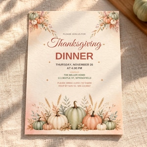 Könnte beinhalten: Eine rechteckige Einladungskarte für ein Thanksgiving-Dinner mit Aquarellillustrationen von Kürbissen und Weizen. Der Text lautet: Please join us for Thanksgiving Dinner, Thursday, November 26 at 4:00 PM, The Miller Home, 111 Maple St, Springfield.