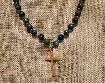 collier lapis noué main croix plaqué or