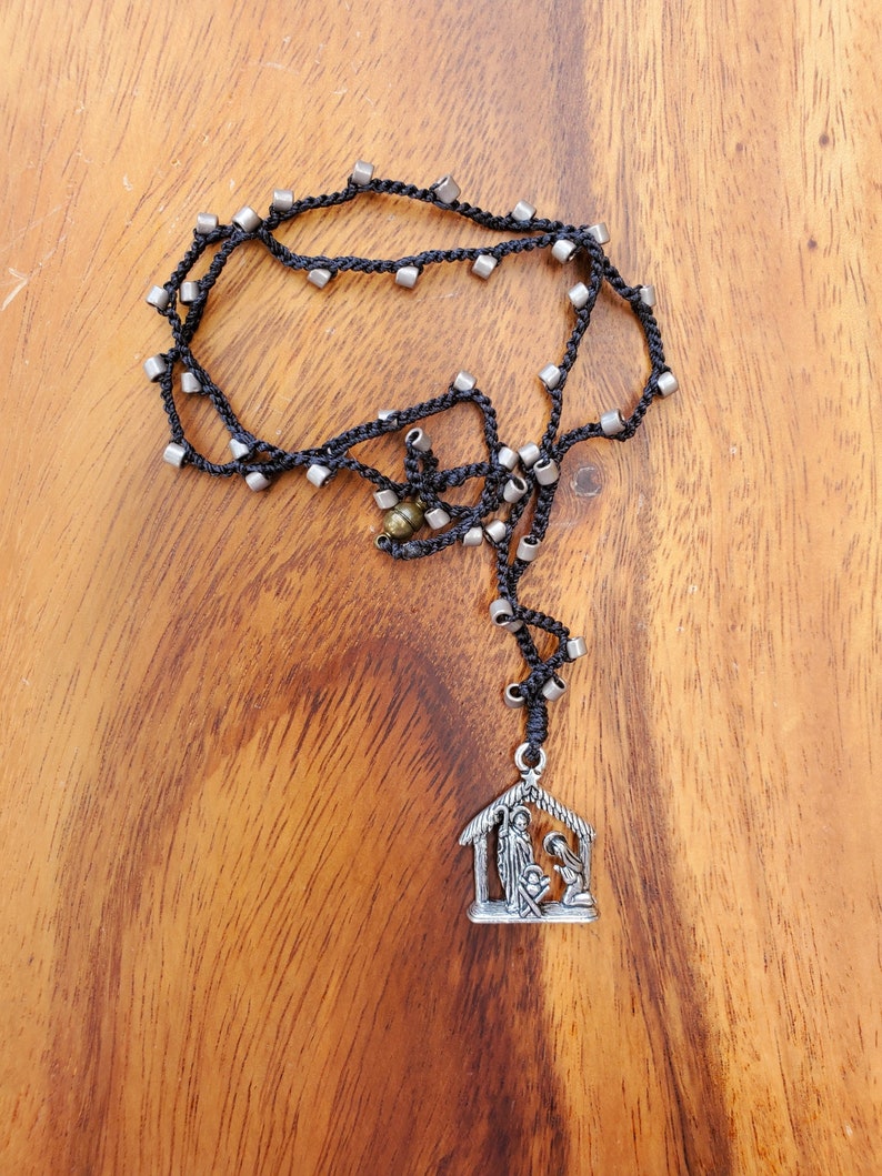 collier de nativité, collier de Noël, collier de noël en perles au crochet, sainte famille, cadeau religieux black/silver/silver