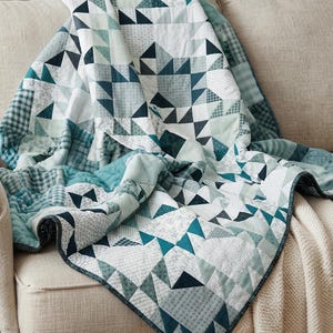 Quiltpatroon PDF voor beginners: een sprei in de vorm van een halfvierkante driehoek, modern formaat voor op schoot, turquoise, digitale download.