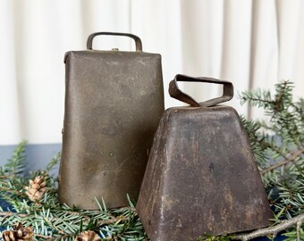 Vintage Kuhglocken aus Metall (Paar) – Authentische antike Kuhglocken für den Bauernhof (2er-Set) – Rustikale Landhausdekoration & festliche Kaminsimsdekoration