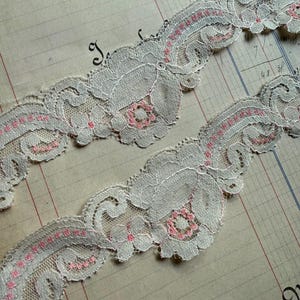 1 Yard Light Ecru & Pink Blümen Spitzenborte - 2 ”Breite - New Old Stock
