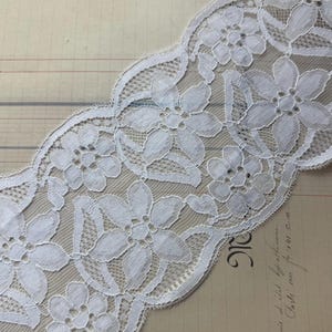 Dentelle florale française vintage brodée blanche vintage de 4 7/8 po. de large - Fabriqué en France