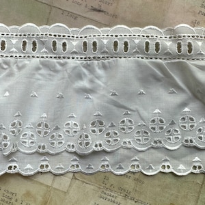 Vintage witte broderie anglaise bloemen Franse kanten rand - gemaakt in Frankrijk - 5 1/4" breed