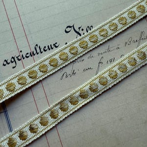 Cinta metálica vintage en blanco roto y dorado de 1 yarda. Fabricada en Francia. Ancho de 9/16". Patrón de puntos metálicos.