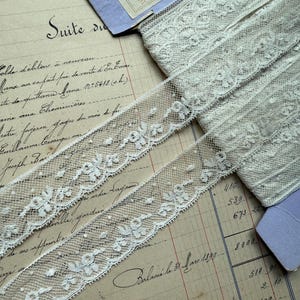 Adorno de encaje delicado Valenciennes francés antiguo en blanco roto - 1 yarda - Hecho en Francia - 15/16" de ancho