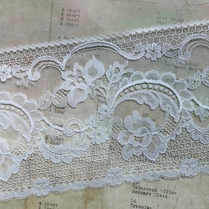 Dentelle florale française blanche de 5 3/8 po. de large - Fabriquée en France - 1 yard