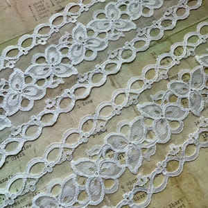 Garniture française florale blanche vintage de 1 mètre - Fabriquée en France - 3 3/8" de largeur