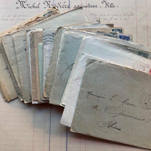 Une authentique enveloppe française vintage avec une lettre manuscrite pliée à l'intérieur - Papier français délicat - Original vintage pour les journaux indésirables