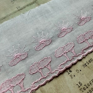 3" coton vintage blanc rose brodé blanc rose bordure suisse - motif nuages arbres soleil - 1 yard - importé de France