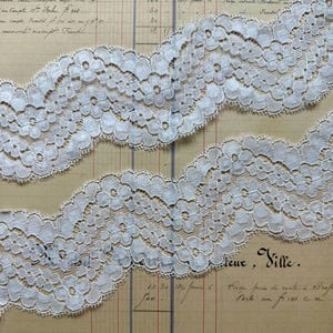 Dentelle française florale détaillée blanche vintage - Fabriquée en France - 3" de largeur - 1 yard