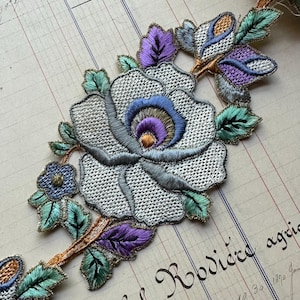 Seltene antike metallische Applikation - wunderschöne Seiden-Viskose & Tinsel Floral 6 1/4 "von 3 3/4" Applikation aus den 1920er Jahren
