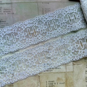 Wit gedetailleerd Frans bloemenkant - Made in France - 1 werf - 2 1/2" breed