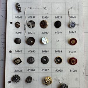 Carte d'échantillons de boutons vintage authentique - Boutons en métal de France - Carte simple face - 19 boutons