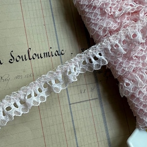 1 Yard Baby-Rosa gekräuselte Spitzenborte - 3/4 ”Breite - New Old Stock