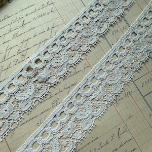 Vintage Franse zachte grijze kanten rand - 1 yard - Made in France - 1 1/8" breed