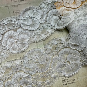 3 3/4 po. Dentelle florale française brodée blanc nacré - Fabriqué en France