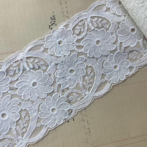 Dentelle florale française brodée blanche vintage de 5 1/4" de large - Fabriquée en France