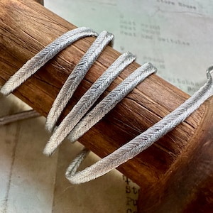 1/8" Dainty vintage Metallic Silver Cord Trim - Coton enveloppé métallique - 1 Yard - Importé de France