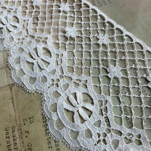 Dentelle française florale vintage en treillis blanc - Fabriquée en France - 3 3/8" de large