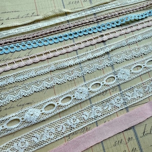 Vintage sierlijke Franse kantset - 10 werven vintage antieke kantversiering - gebroken witte neutrale tinten pastelroze blauw - breedste kant is 1/2"
