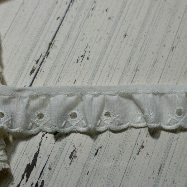 Vintage 1 1/8” White Ruffled Eyelet Lace Trim - 1 Yard