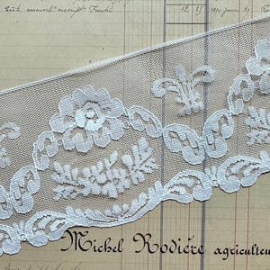 Dentelle française florale détaillée blanche vintage - Fabriquée en France - Largeur 4 1/8" - 1 yard