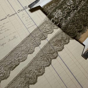 Adorno metálico antiguo poco común: encaje de metal festoneado con estampado floral en oro viejo de la década de 1920, ancho de 1 5/8", 1/2 yarda o yarda completa