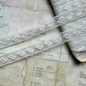 Délicate dentelle aux fuseaux française blanc cassé de 5/8 po. - Fabriquée en France - Détails magnifiques - 1 yard