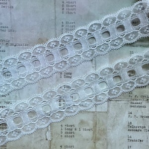 Galon de dentelle vintage en nylon blanc cassé de 1 5/8 po. - Fabriqué en France
