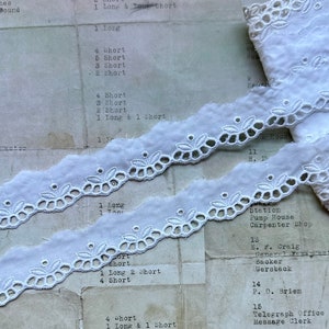 Bordure vintage en dentelle franco-suisse blanche festonnée de 2,5 cm - Fabriquée en France