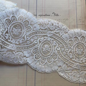 1 Yard Vintage französische Spitze in hellem Elfenbein mit Blumenmuster - 18 cm Breite