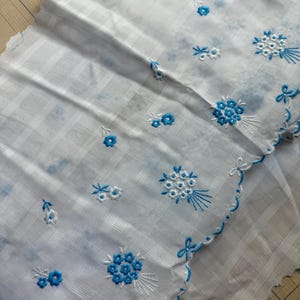 Large bordure en dentelle française florale blanche et bleue vintage - Fabriquée en France - 11" de large