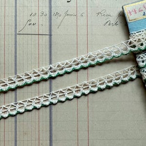 vintage Français blanc cassé avec bordure en dentelle tissée verte - 1 yard - Importé de France - 3/8" de largeur