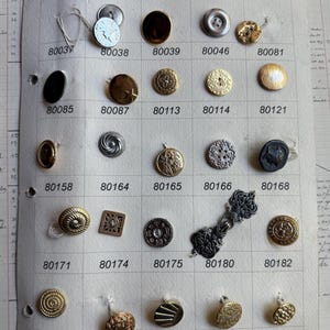 Carte d'échantillons de boutons française vintage authentique - Boutons en métal de France - Carte recto-verso - 50 boutons