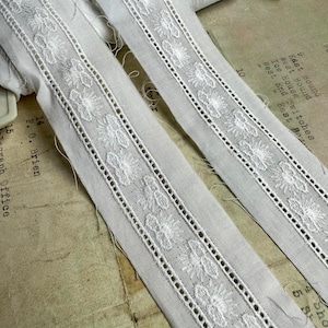 Garniture suisse brodée en coton blanc vintage de 1 3/8 po. - Motif nuages soleil - 1 yard - Importé de France