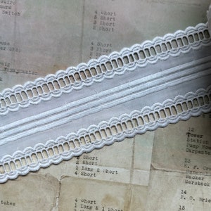 Bordure vintage en dentelle de broderie anglaise blanche de haute qualité - Fabriquée en France - 2 3/4" de largeur - 1 yard - VOIR LA DESCRIPTION