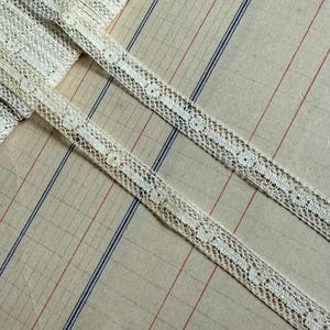 1 jarda de renda francesa vintage delicada em algodão tingido em branco-sujo - 3/8” de largura