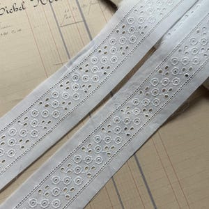 Garniture florale suisse vintage teintée de blanc - 1 yard - Importée de France - 5 cm de large