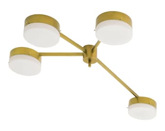 Puede incluir: Una lámpara de techo de cuatro luces con un eje central de tono latón y cuatro brazos extensibles. Cada brazo sostiene una carcasa cilíndrica de latón con un difusor circular de vidrio esmerilado blanco para una luz equilibrada.