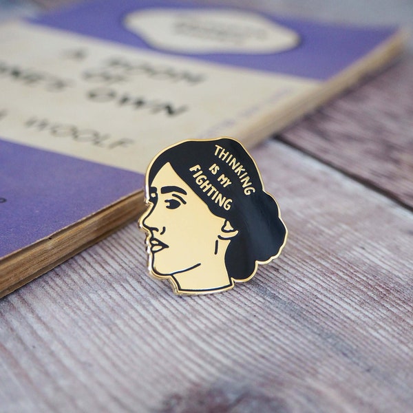 Virginia Woolf Enamel Pin - Insigne d’épingle en émail féministe - Cadeau pour l’amateur de livres - Épingle à livre - Cadeau littéraire - Féminisme - Girl Power