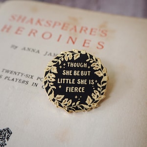 Hermia - Bien qu'elle soit petite, elle est féroce en émail - Collection d'héroïnes de Shakespeare - Amoureuse des livres - Épingle féministe - Cadeau littérature