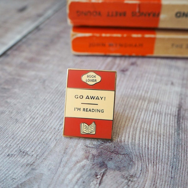 Go away I’m Reading Enamel Pin Badge - Book Lover Enamel Pin - Book Cover - Cadeau littéraire - Geek Gift for Book Lover - Book Jewellery