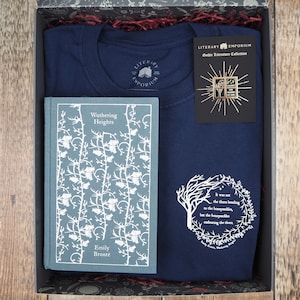 Wuthering Höhen Geschenk Set- T-shirt und Buch - Emily Bronte - Geschenk für Buchliebhaber - Emaille Pin - Slogan T-shirt - Literatur Geschenk