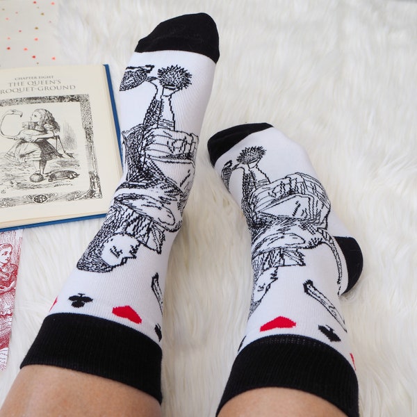 Chaussettes Alice au pays des merveilles - chaussettes pour femmes - cadeau pour les amoureux des livres - chaussettes pour livres - chaussettes fantaisie - cadeau littérature - cadeau pour elle - chaussettes pour femme