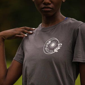 Camiseta Still I Rise de la Dra. Maya Angelou™ - Camiseta feminista - Para amantes de los libros - Camiseta con eslogan imagen 5