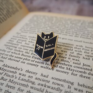 Reading Cat Enamel Book Pin Cat Pin Badge Cadeau pour Book Lover Reading Enamel Pin Cat Lover Cute Cat Enamel Pin image 3