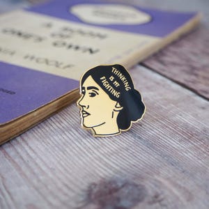 Pin esmaltado de Virginia Woolf - Insignia esmaltada feminista - Regalo para amantes de los libros - Pin de libro - Regalo literario - Feminismo - Poder femenino